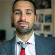 Docente di italiano e storia impartisce lezioni